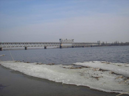 Стыки на Крюковском мосту упорно ремонтируют