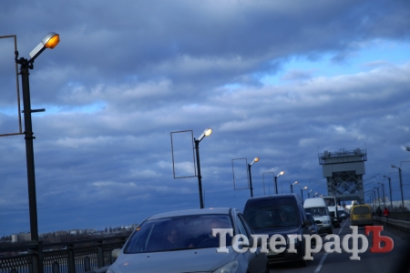 Почему Крюковский мост светится днем