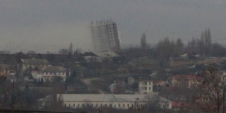 В Крыму москвичи пытаются снести многоэтажку: взрыв ее только наклонил В Крыму москвичи пытаются снести многоэтажку: взрыв ее только наклонил