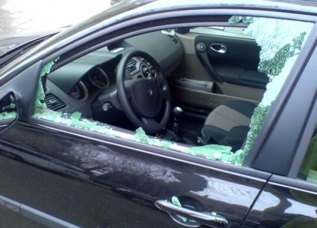 На манеже всё те же: в Кременчуге снова бьют стёкла в автомобилях