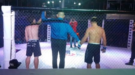 Фри-файт в клетке: боец «Спарты» выиграл нокаутом у чемпиона области Фри-файт в клетке: боец «Спарты» выиграл нокаутом у чемпиона области