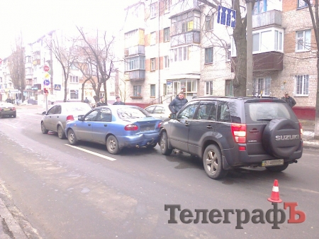 В центре Кременчуга столкнулись три автомобиля