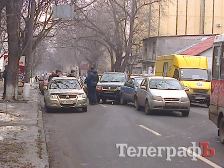 В центре Кременчуга столкнулись три автомобиля