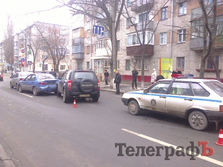 В центре Кременчуга столкнулись три автомобиля