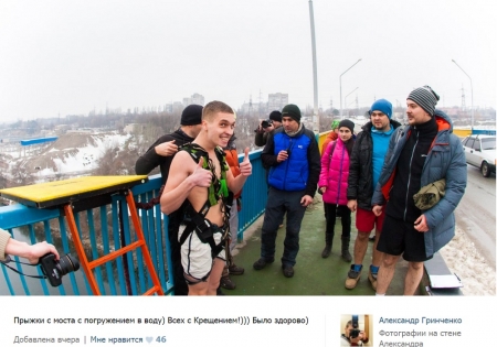 Крещенский экстрим: кременчужане прыгали в воду с моста высотой 42 метра