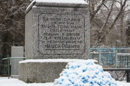 В Кременчуге поймали вандалов, которые сорвали плиту с братской могилы