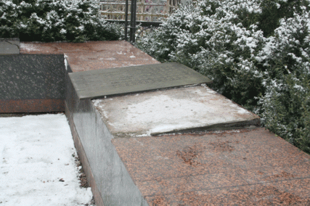 В Кременчуге поймали вандалов, которые сорвали плиту с братской могилы