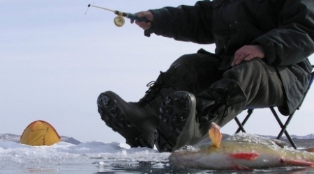 На Кременчугском водохранилище рыбаков унесло на льдине: двух спасли, а третьего ищут