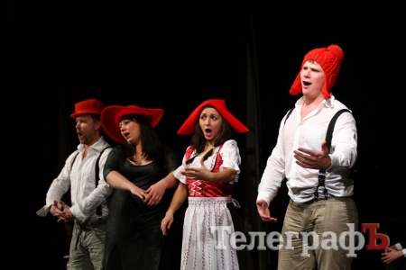 На спектакле театра “Аскал” кременчужане танцевали и ели пирожки с капустой На спектакле театра “Аскал” кременчужане танцевали и ели пирожки с капустой