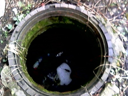 Кременчужанка провалилась в люк