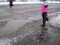 После ремонта дороги "ямки снова стали ямками"