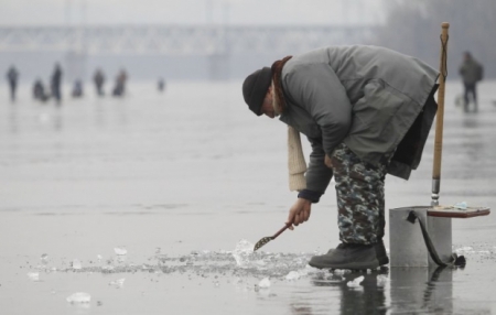 «Если бы не местные пацаны – кормили бы мы раков», – кременчугский рыбак рассказал, как их снимали со льдины