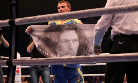 Полтавський боксер Олександр Хижняк після перемоги вшанував пам'ять Кузьми «Скрябіна» Полтавський боксер Олександр Хижняк після перемоги вшанував пам'ять Кузьми «Скрябіна»