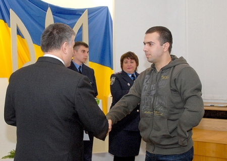 Раненому в АТО глобинскому милиционеру Аваков вручил ключи от квартиры