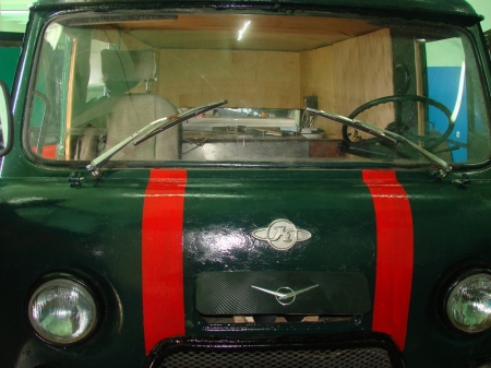 На отреставрированном спецавтомобиле раненым повезли кровь из Кременчуга На отреставрированном спецавтомобиле раненым повезли кровь из Кременчуга