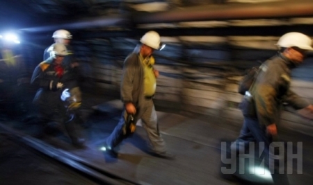 После взрыва на шахте в Донецке ищут 32 горняка. Один погиб После взрыва на шахте в Донецке ищут 32 горняка. Один погиб