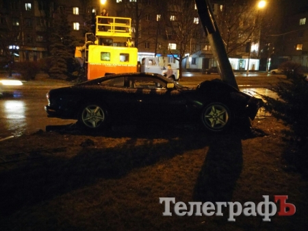 В Кременчуге Jaguar из Италии врезался в электроопору