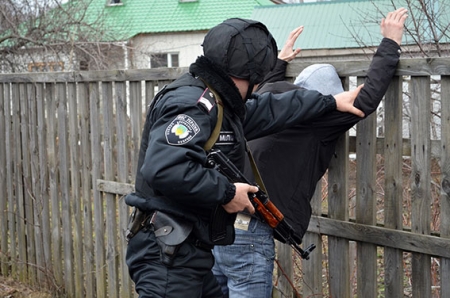 Милиция задержала двух воров при попытке обокрасть частный дом в Крюкове