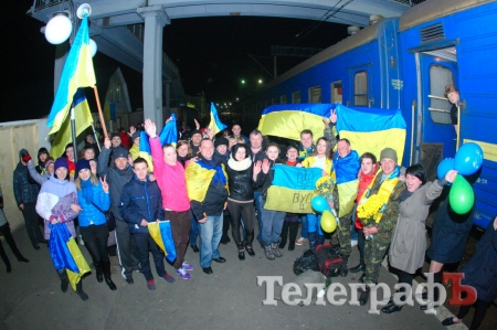Около сотни кременчужан встретили демобилизованных Руслана Давыду и Сергея Гречку Около сотни кременчужан встретили демобилизованных Руслана Давыду и Сергея Гречку
