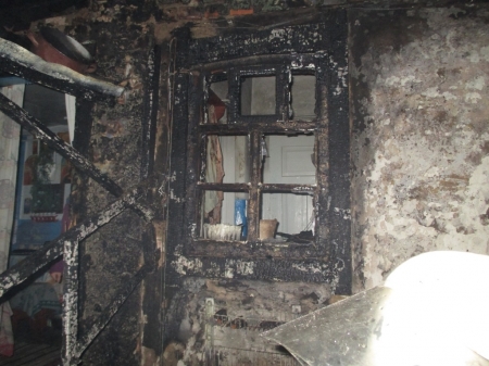 В Кременчуге у пенсионерки сгорела времянка и обуглилась стена дома