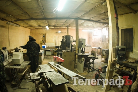 Резные иконы, нарды и шезлонги от кременчугских заключенных Резные иконы, нарды и шезлонги от кременчугских заключенных