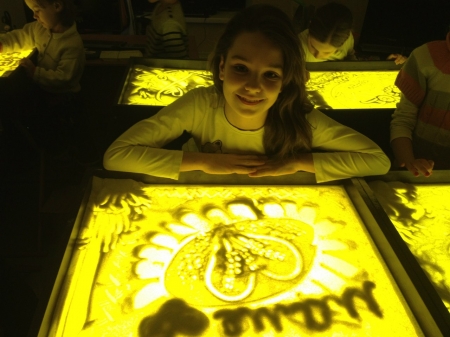 Кременчужанка готова бесплатно заниматься рисованием песком с детьми военных