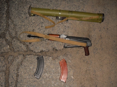 В Миргороде ГАИ остановила машину с гранатомётом, автоматом и более тысячи патронов