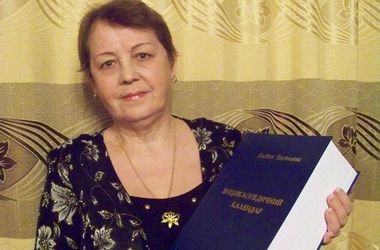 Кременчугская пенсионерка создала самый большой в Украине перекидной календарь