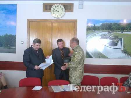 Кременчугским артиллеристам передали кевларовые каски от всех горожан