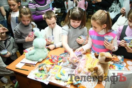 В Кременчуге провели мастер-класс по росписи писанок для детей переселенцев