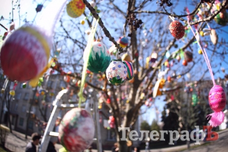 В Кременчуге на площади Независимости появилось Пасхальное дерево