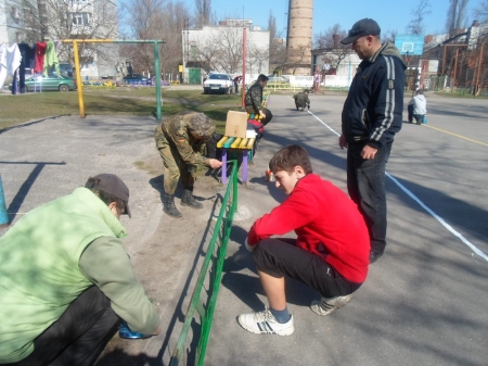 Юные гвардейцы прихорошили крюковчанам площадку