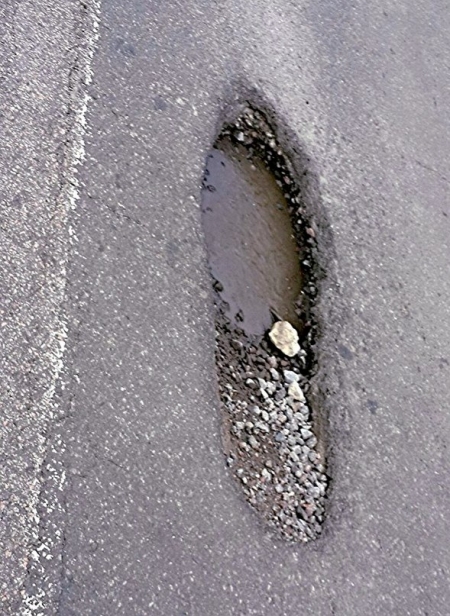 Под Кременчугом люди сами ремонтируют дорогу