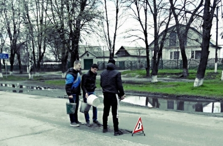 Под Кременчугом люди сами ремонтируют дорогу