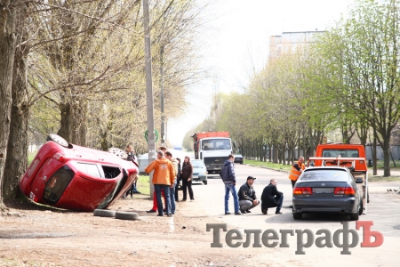 В Кременчуге Nissan вылетел на обочину и перевернулся