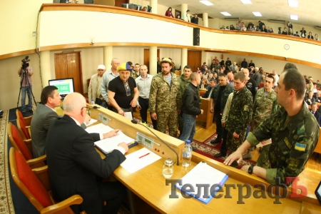 Фотофакт: Активисты атакуют секретаря Кременчугского горсовета