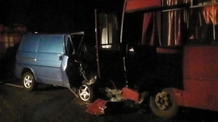 На Полтавщине столкнулись микроавтобус и автобус военкомата, два человека погибло