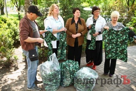 Сотрудники кременчугского колесного завода передали 350 футболок для военных Сотрудники кременчугского колесного завода передали 350 футболок для военных