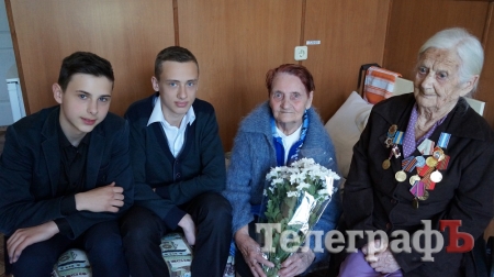 Кременчуцькі учні провідали в госпіталі бабусь-ветеранів