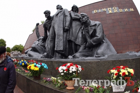 Кременчужане провели митинг в честь Дня Победы и посмотрели выставку ретро-автомобилей