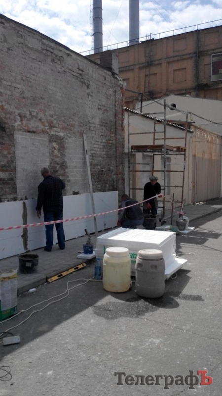 Фотофакт: в Кременчуге начали реставрировать граффити Кобзаря