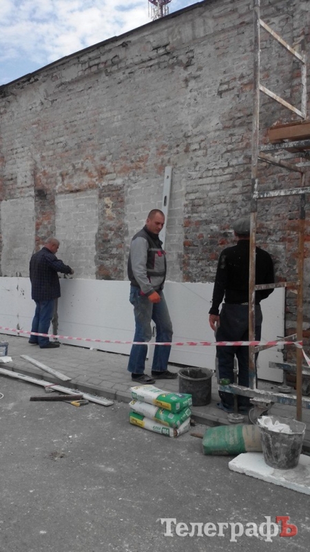 Фотофакт: в Кременчуге начали реставрировать граффити Кобзаря