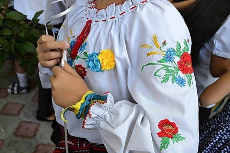 Директор 5-й гимназии рассказывает о сумке Chanel и запрете на вышиванки