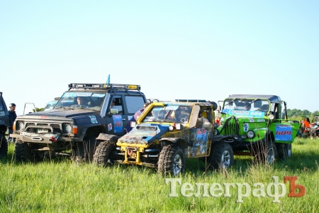 У багнюці під Кременчуком «застрягли» десятки автомобілів