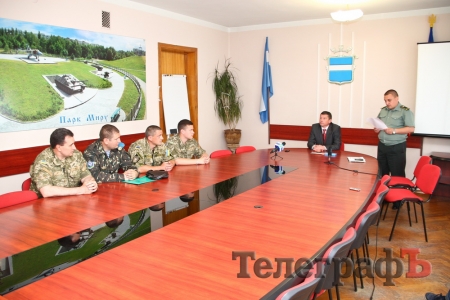 Трьом кременчужанам вручили посвідчення учасників бойових дій та нагрудні знаки Трьом кременчужанам вручили посвідчення учасників бойових дій та нагрудні знаки