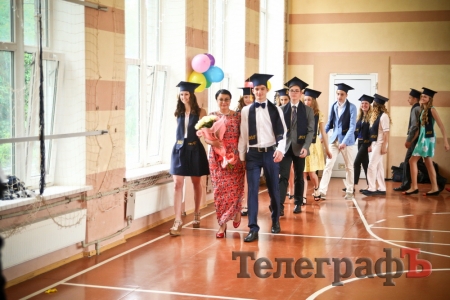 Для кременчугских школьников прозвучал "последний" звонок. Присылайте фото!!!