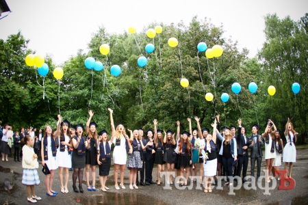 Для кременчугских школьников прозвучал "последний" звонок. Присылайте фото!!!