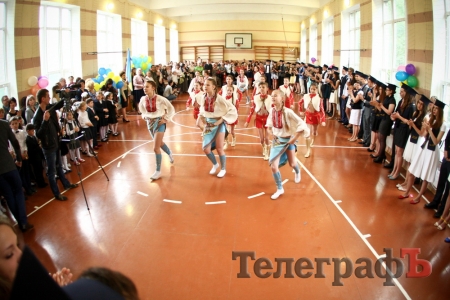 Для кременчугских школьников прозвучал "последний" звонок. Присылайте фото!!!