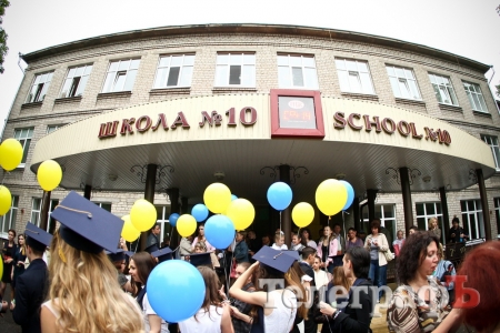 Для кременчугских школьников прозвучал "последний" звонок. Присылайте фото!!!
