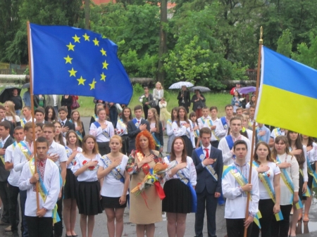 Для кременчугских школьников прозвучал "последний" звонок. Присылайте фото!!!